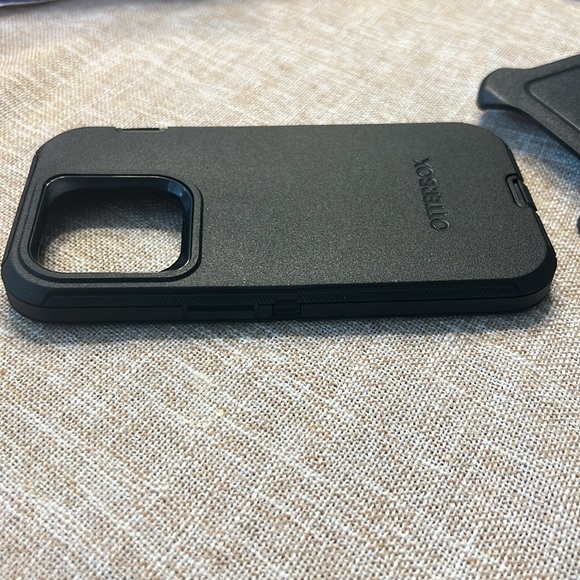 iPhone 14 Pro Otter Box Case - Picture 13 of 16